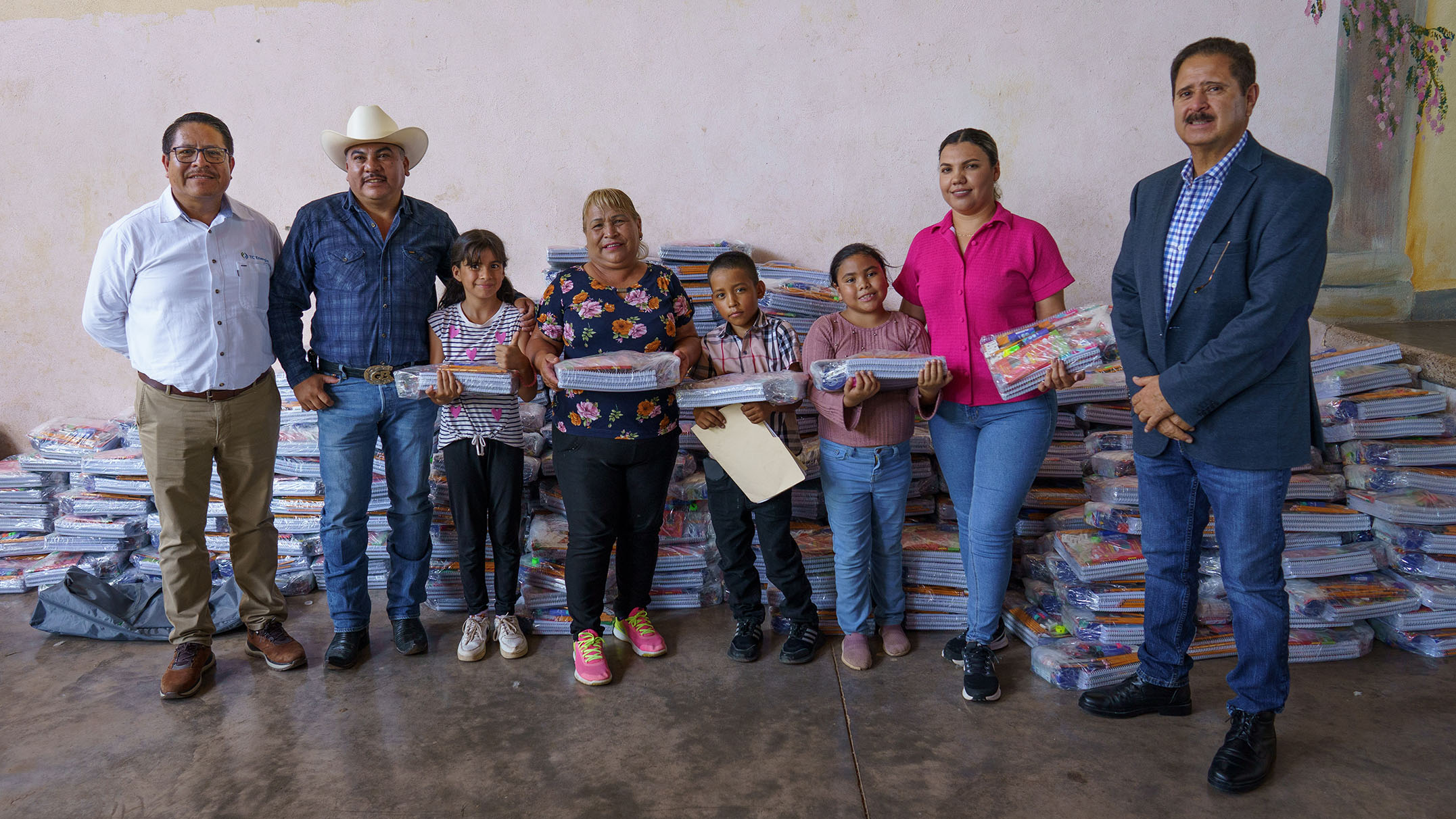 De izquierda a derecha Luis Flores, m&aacute;nager de operaciones de la Regi&oacute;n Norte de TC Energ&iacute;a, Joel Bustillos, presidente municipal de Guazapares, familia beneficiada y H&eacute;ctor El&iacute;as Barraza Ch&aacute;vez, subsecretario de asuntos pol&iacute;ticos de la Secretar&iacute;a General de Gobierno de Chihuahua.